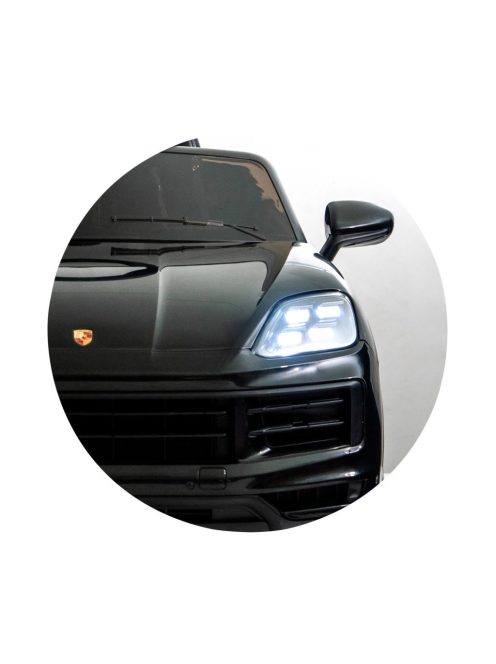 Chipolino Porsche Cayenne elektromos autó bőr üléssel - black