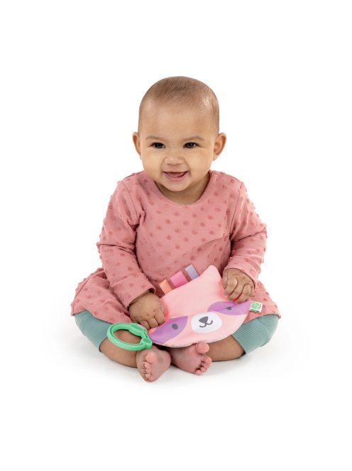 INGENUITY Crinklet™ érzékszervi játék C gyűrűn mosómedve Deni 0m+