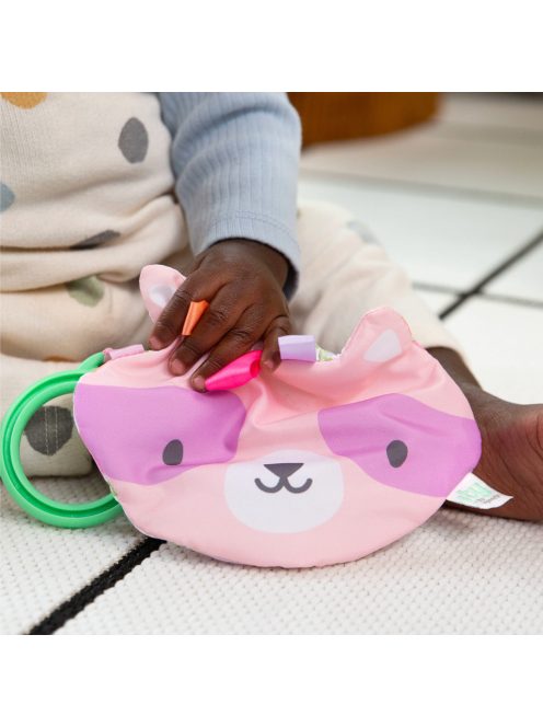 INGENUITY Crinklet™ érzékszervi játék C gyűrűn mosómedve Deni 0m+