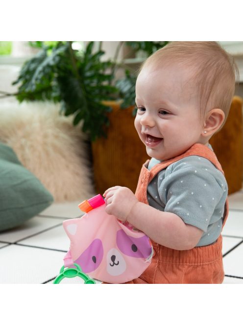 INGENUITY Crinklet™ érzékszervi játék C gyűrűn mosómedve Deni 0m+