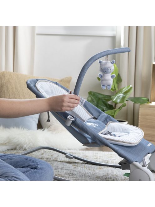 INGENUITY Rezgő masszázs pihenőszék dallamokkal, Happy Belly™, Rock-to-Bounce, Chambray, 0 hó+, 9 kg-ig