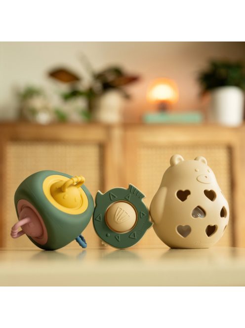 Petite&Mars Szilikon játék csörgővel Bear Basil Misty Green 0m+