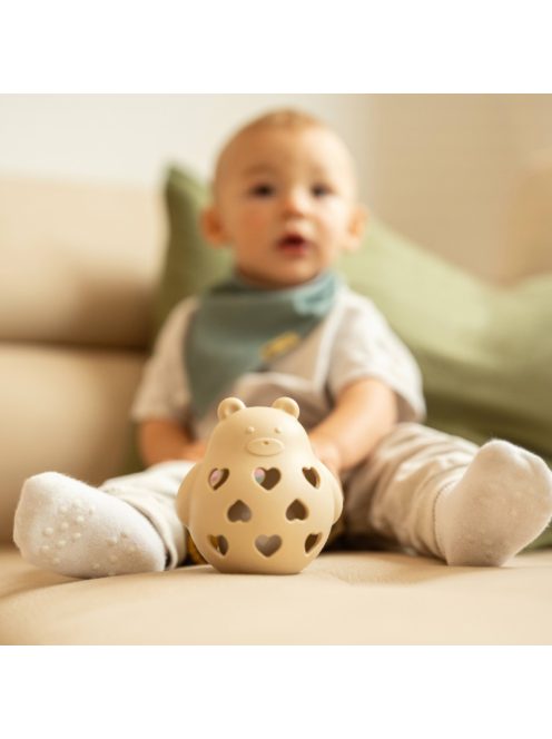 Petite&Mars Szilikon játék csörgővel Bear Basil Desert Sand 0m+