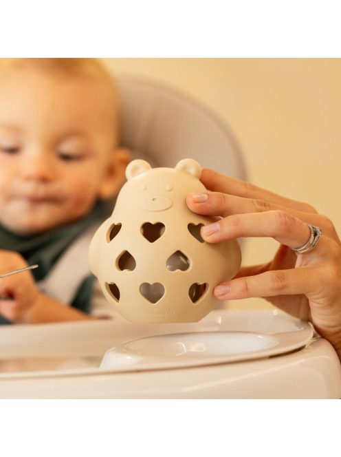 Petite&Mars Szilikon játék csörgővel Bear Basil Desert Sand 0m+
