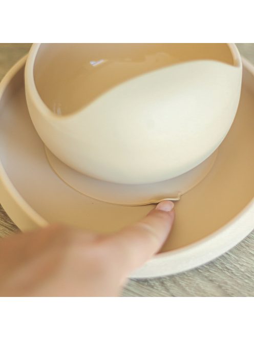 Petite&Mars Szilikon tál tapadókoronggal Take&Match Velvet Latte 6m+