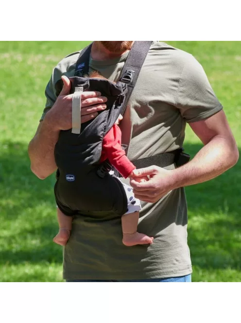 Chicco Easy Fit bébihordozó 9 kg-ig széles ülőfelülettel