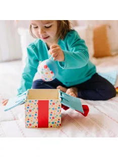   Melissa & Doug bébijáték, Fadoboz meglepetés játékokkal