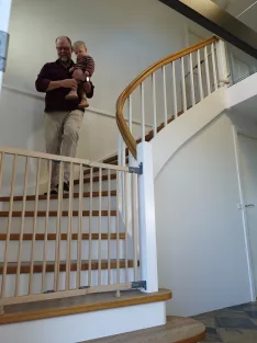   BabyDan Magas biztonsági kapu lépcsőhöz Mona fa 65-110 cm