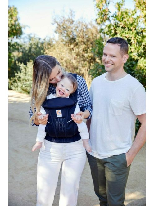 Ergobaby Omni Breeze Hordozó: Midnight Blue / Kék