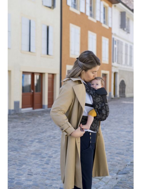 Ergobaby Adapt Soft Flex Mesh Hordozó: Onyx Blooms / Fekete szürke mintás