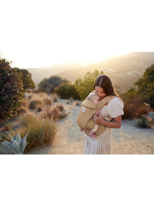 Ergobaby Omni Breeze Hordozó: Camel Brown / Teve barna