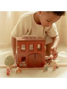 Little Dutch Tűzoltóállomás vasúti sínpályához