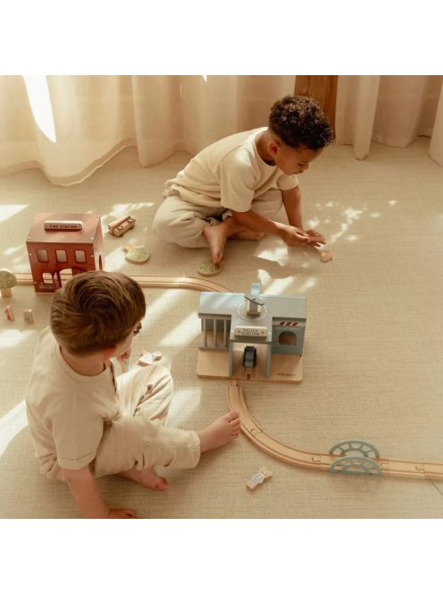 Little Dutch Tűzoltóállomás vasúti sínpályához