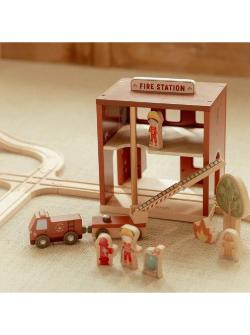 Little Dutch Tűzoltóállomás vasúti sínpályához